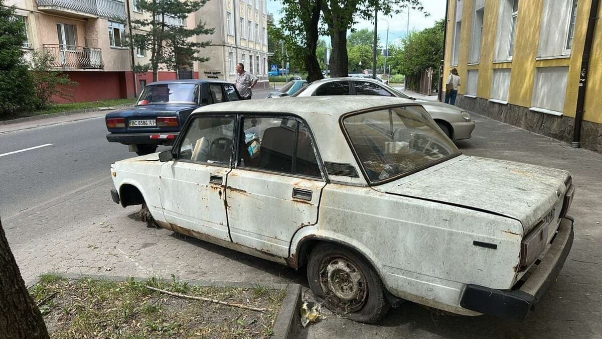 25 занедбаних авто заберуть з вулиць Львова: адреси