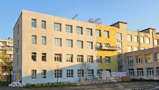 У Дніпровському районі Києва утеплюють фасади двох навчальних закладів