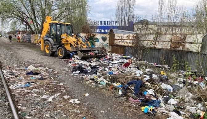 У Києві прибрали звалище на «Зеніті», яке організували стихійні торговці