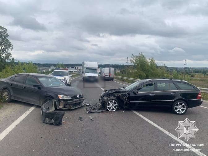 Через ДТП із травмованими перекрито рух на Західному обході Львова