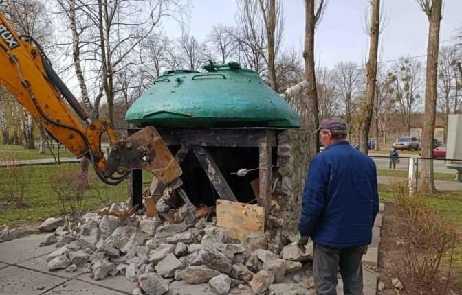 З території школи на Святошині прибрали радянський танк