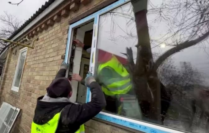 В пошкоджених російськими обстрілами приватних будинках в Бортничах вставили нові вікна