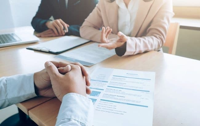 На Львівщині бракує вчителів та медсестер. Які вакансії є актуальними