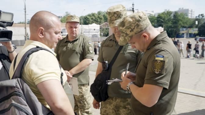 Чи може ТЦК передати повістку через родичів