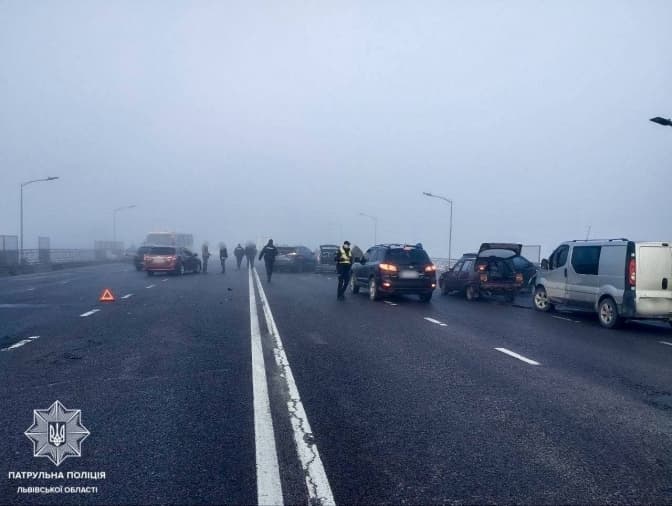 У Львові зіштовхнулися близько 27 автомобілів. Є ускладнення в русі. Оновлено