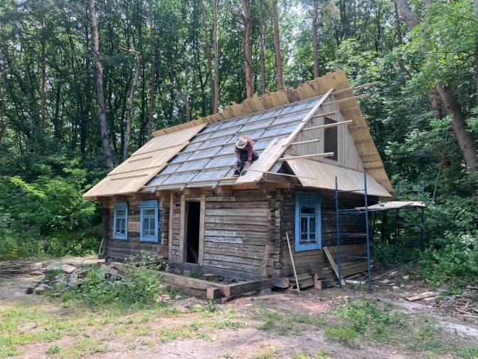 У Шевченківському гаю Львова відновлюють хату XX століття