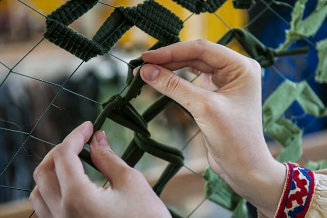 У Львові волонтери, які плетуть сітки, заявили, що їх виганяють із гуртожитку. У коледжі відповіли