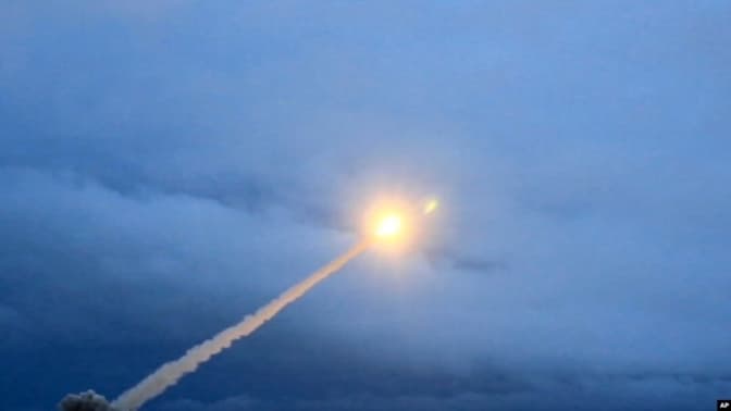 Повітряні сили пояснили, чому ППО не може збивати дрони та ракети подалі від житлових будинків