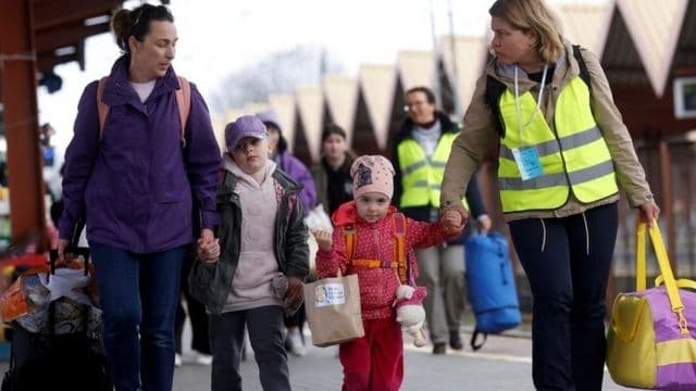 Польща може скоротити допомогу біженцям із України