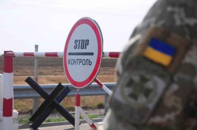 У пункті пропуску на Львівщині викрили контрабанду одягу на 20 млн грн