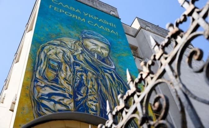У центрі столиці з’явився мурал із Героєм України, розстріляним за гасло «Слава Україні»
