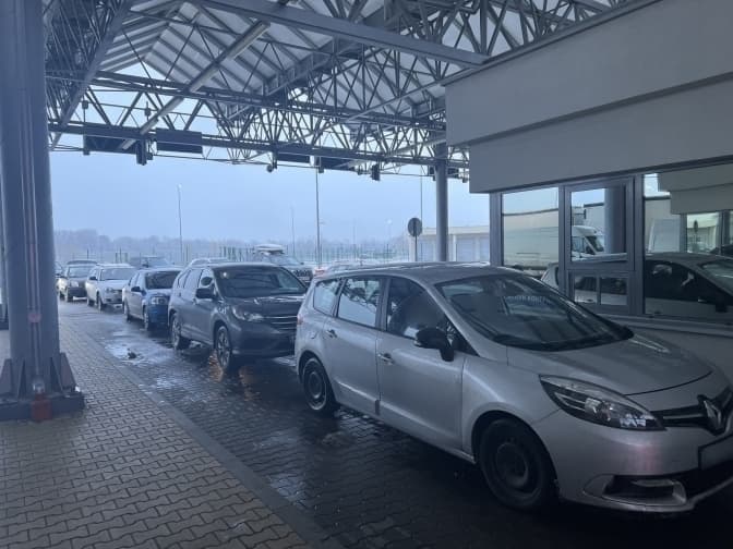 Понад 200 автомобілів зупинилися на кордоні з Польщею. Де найбільша черга