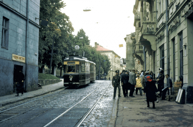 Вимкнення світла, «Санта Барбара» та рекет. Яким був Львів 90-х