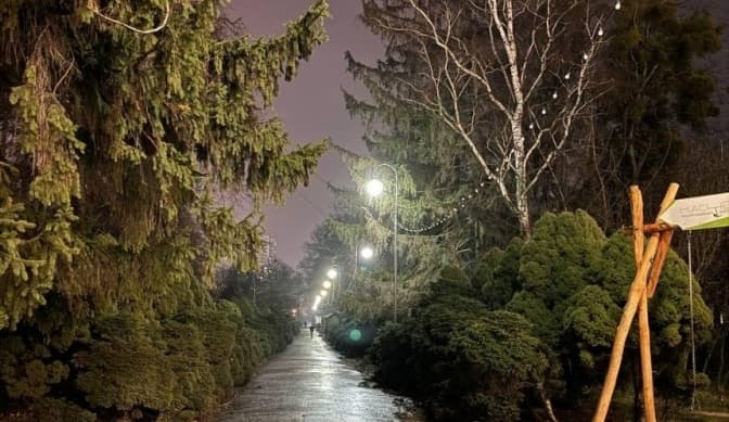 На алеї ВДНГ в Києві відновили оригінальні ліхтарі