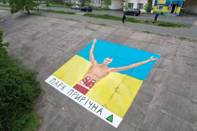 На Оболоні в Києві, де хочуть будувати паркінг в зеленій зоні, з’явився перший мурал Кличку