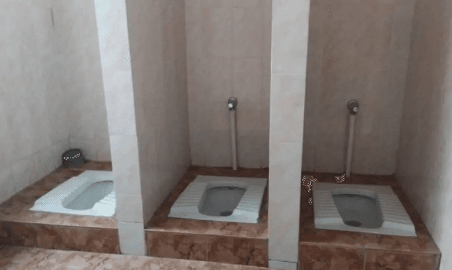 Батьки учнів школи на Троєщині створили петицію про встановлення дверей та перегородок у туалетах