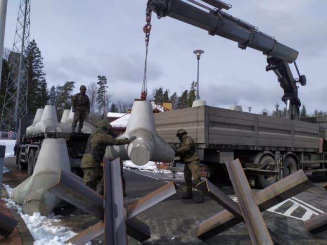 Польща почала встановлювати протитанкові укріплення на кордоні з білоруссю