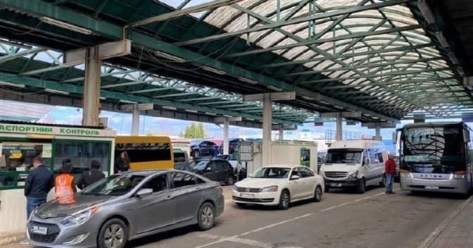 У всіх пунктах пропуску на Львівщині фіксують черги з автомобілів