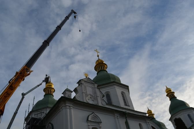 На Софійському соборі почали встановлювати відреставровані хрести