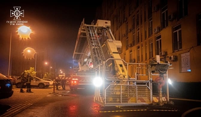 Уламки дрону в Комфорт-Тауні в Києві. Шлагбаум рятувальникам відкривали три хвилини, гідрант шукали 20 хвилин