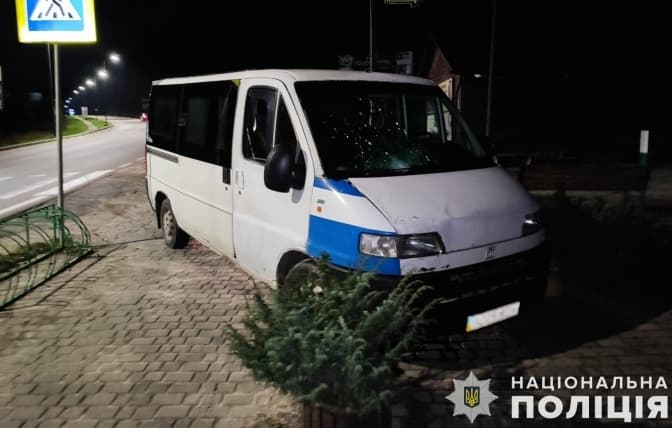 Водій мікроавтобусу збив двох жінок на Львівщині