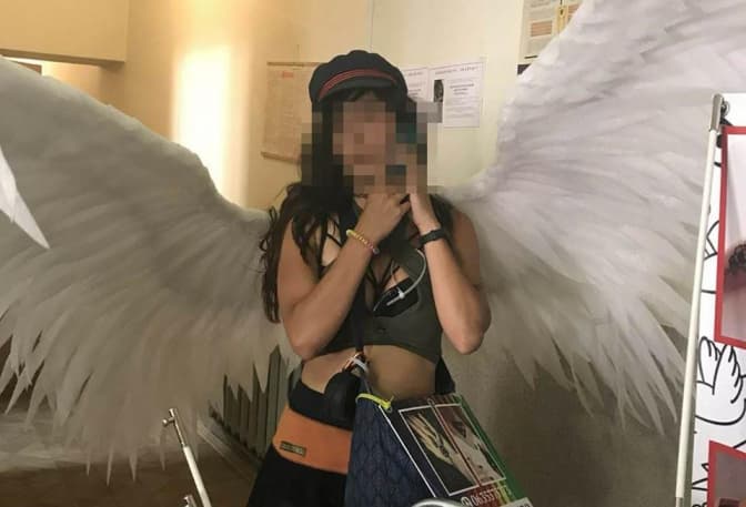 Як покарали дівчину з крилами, яка розмальовувала сідниці хною у центрі Львова