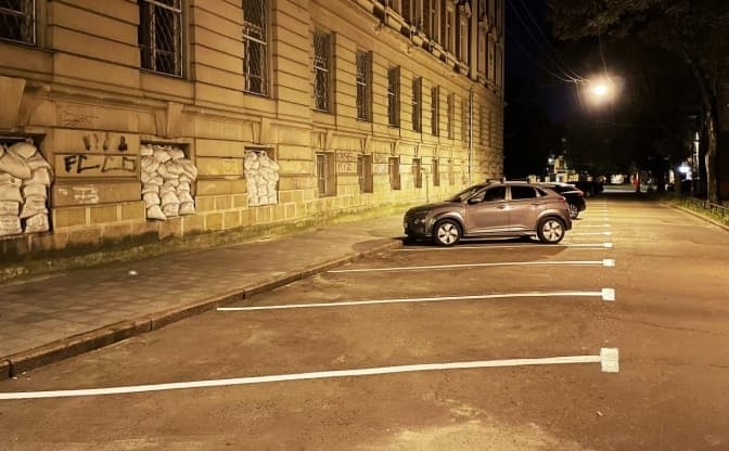 У Львові оновили розмітку на 70 паркувальних майданчиках