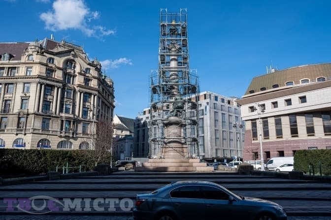 У Львові запропонували розширити дорогу в центрі завдяки хіднику пам'ятника Міцкевичу. Оновлено