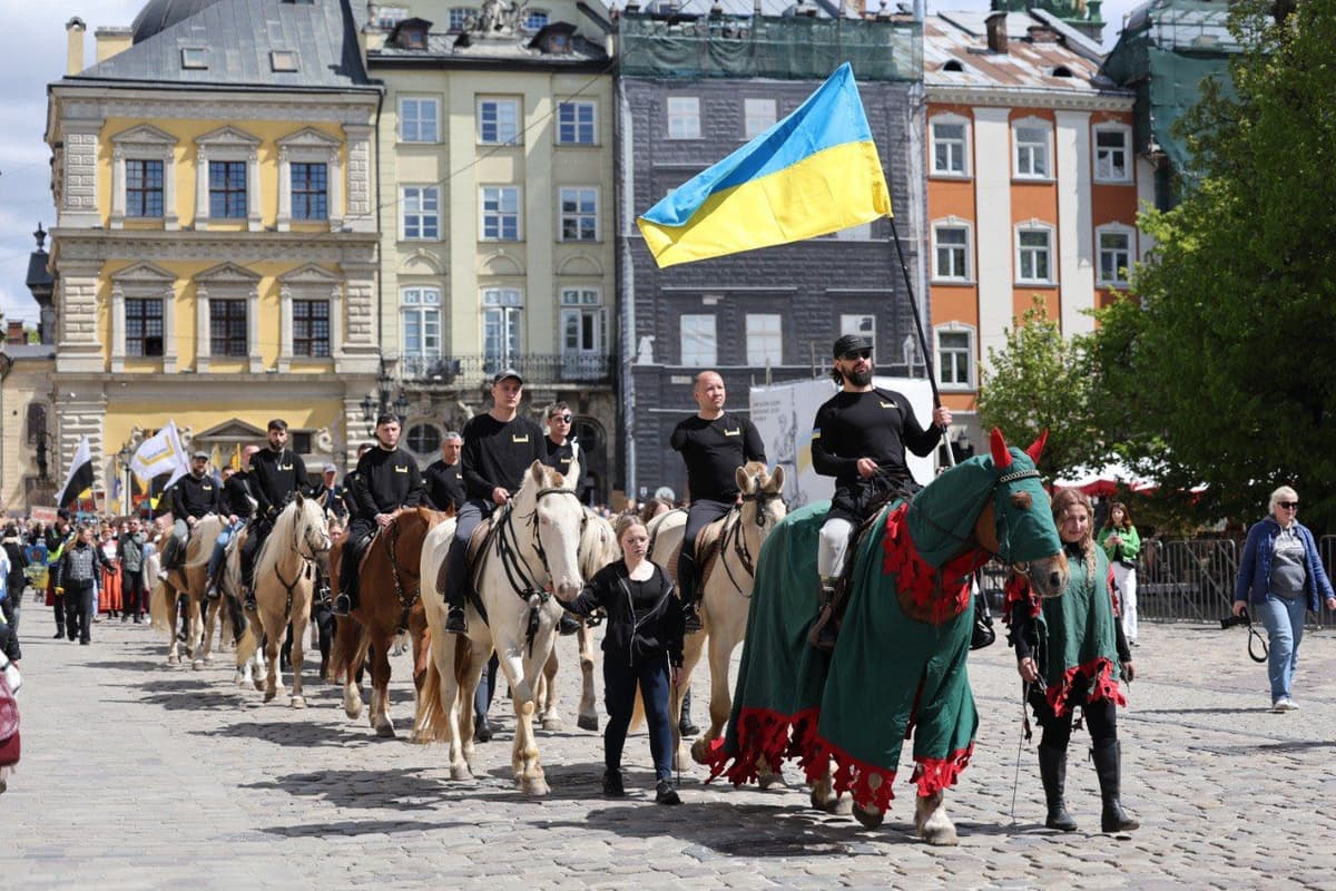З кінною ходою ветеранів. На площі Ринок відбулась церемонія винесення прапорів