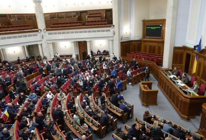 Майже всі депутати Верховної Ради в січні отримали подвійну надбавку до зарплати