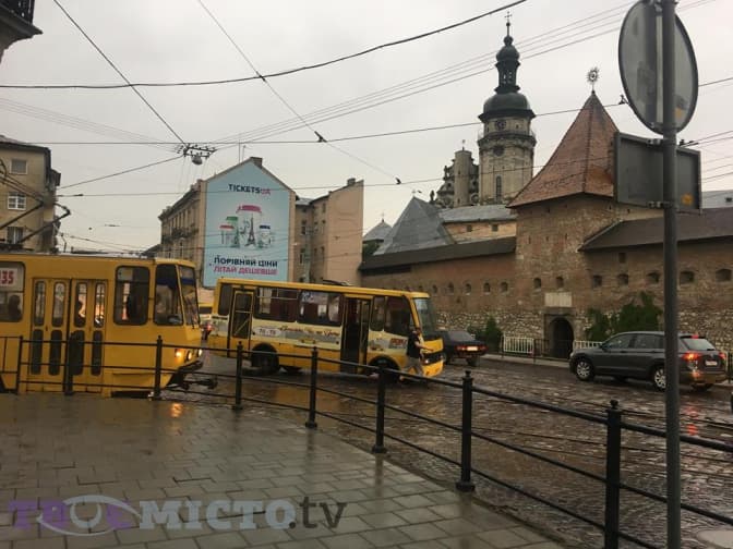 Ситуація на дорогах: затор на площі Митній