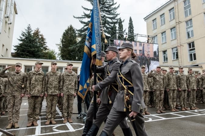 У Львові майже 200 юнаків і дівчат склали присягу ліцеїста, вперше серед прапороносців – дівчина