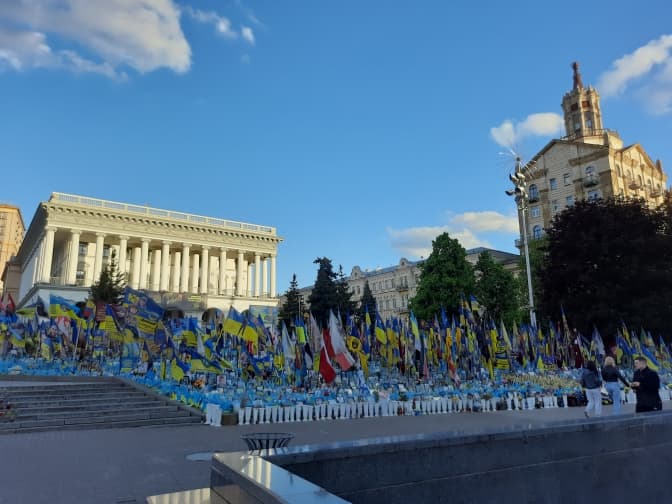 Зупинку транспорту біля меморіалу на Майдані Незалежності перенесли — тепер вона біля повороту на Городецького