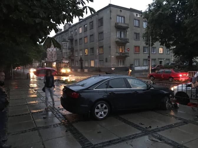 У Львові нетверезий водій в’їхав у зупинку громадського транспорту