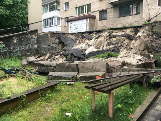 На вулиці Сахарова обвалилась підпірна стіна між будинками