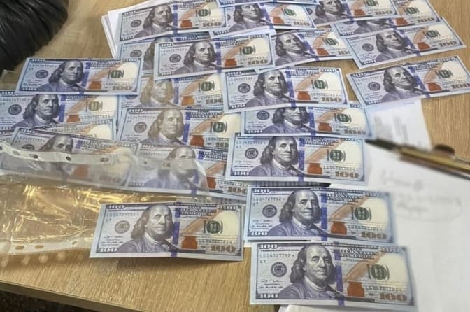 Двоє жителів Львівщини виготовляли посвідчення волонтера за 13 тис. доларів