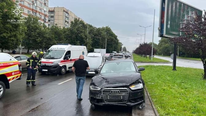 Внаслідок ДТП у Львові, в автівці затиснуло 71-річну водійку