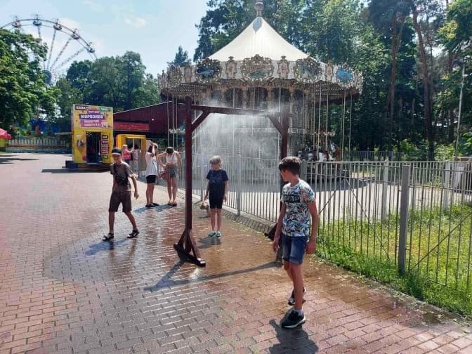 У київських парках та скверах встановили охолоджувальні рамки-розпилювачі. Адреси