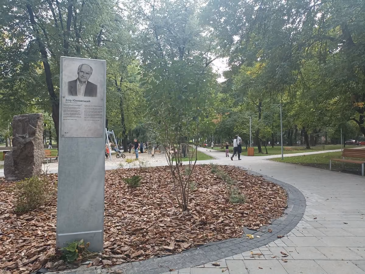 Безбар’єрні доріжки, теренкури та стела Юхновському: як змінився сквер у Львові