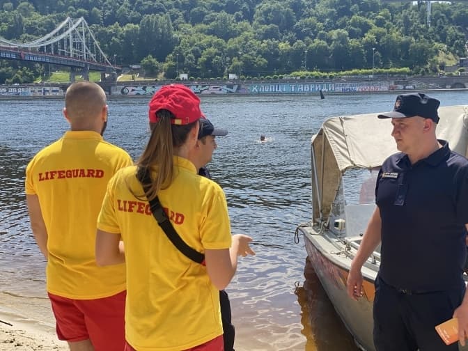 Скоро літо. У Києві почали набір в команду пляжних рятувальників