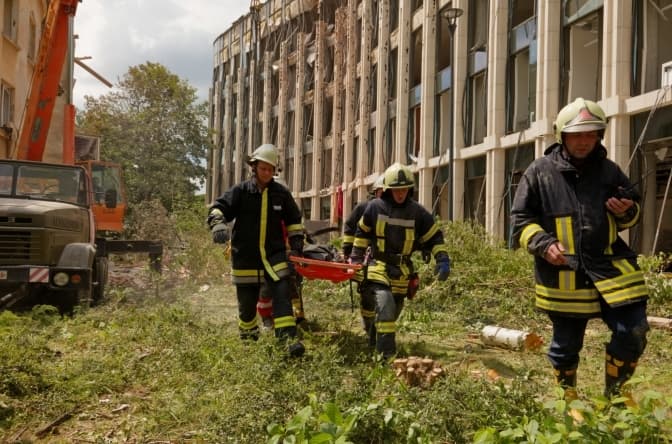 Рятувальники розібрали близько 43% завалів після ракетного удару по Львову