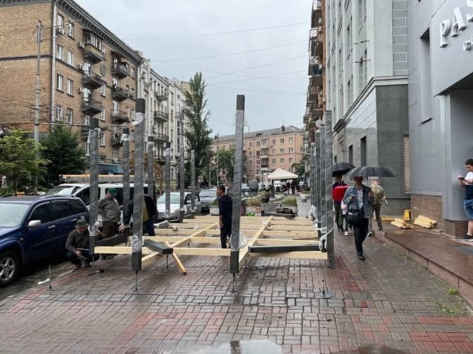 Літній майданчик, яким перегородили тротуар на Шота Руставелі в Києві, демонтували