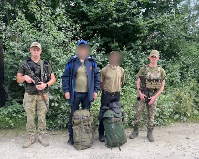 На Львівщині затримали чоловіків, які намагалися незаконно перетнути кордон