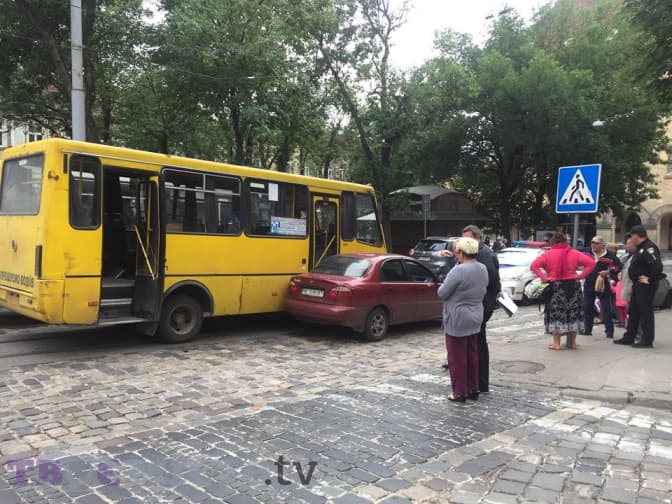 Ситуація на дорогах Львова: ДТП біля лялькового театру