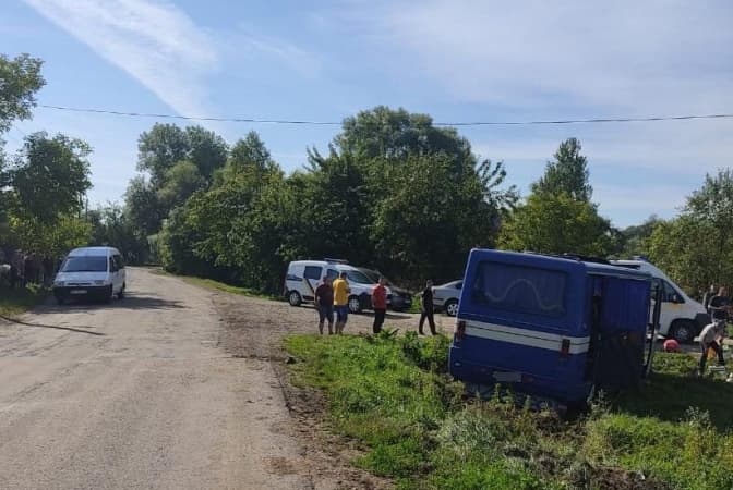 На Львівщині рейсовий автобус з’їхав у кювет. Є постраждалі