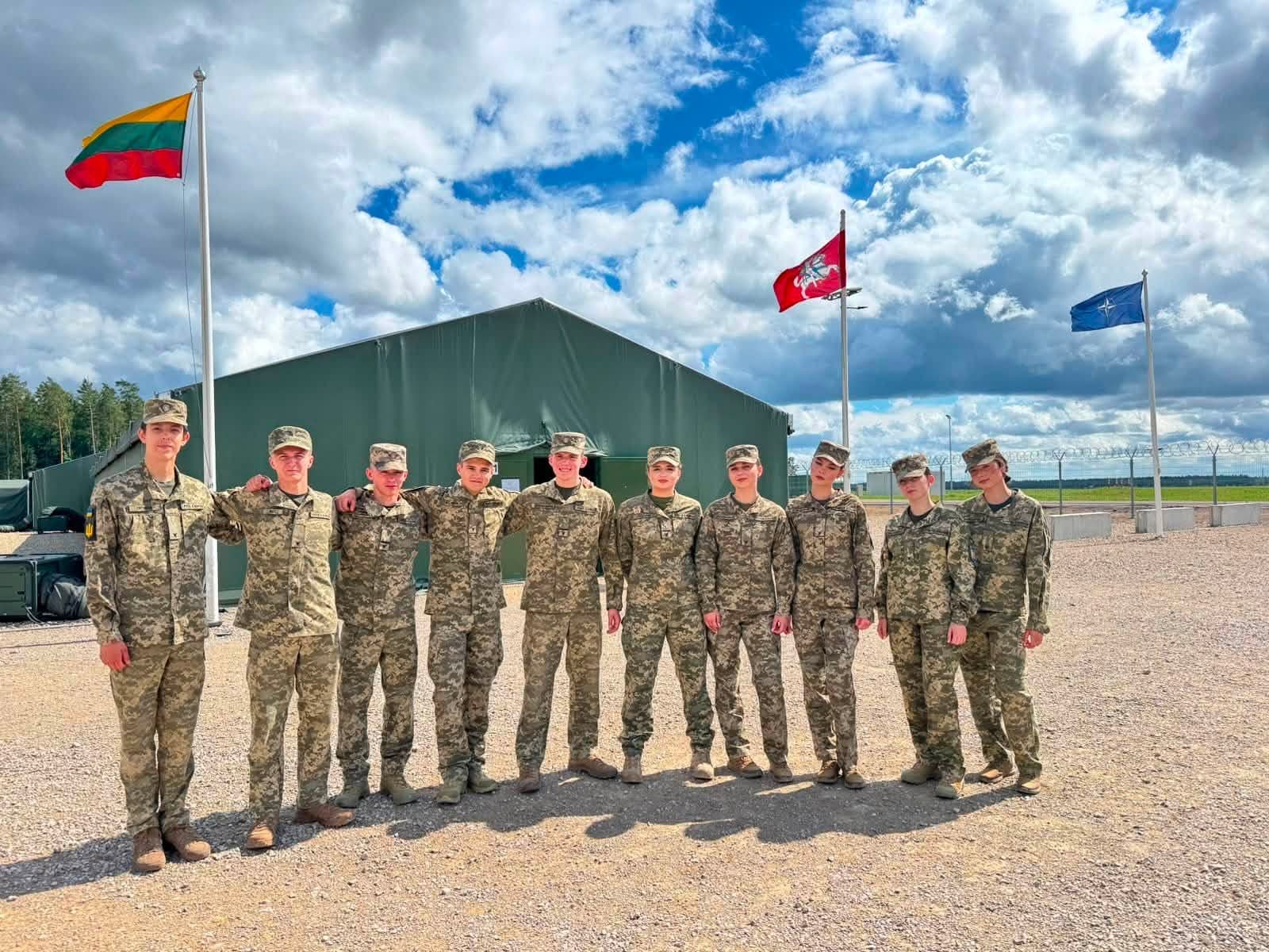 На полігоні бригадного генерала Казиса Веверскіса українці тренуються разом із однолітками з Польщі, Швеції та Балтії.