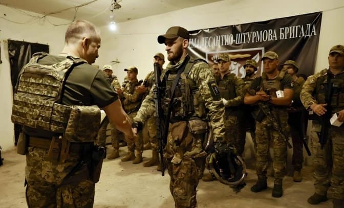 Генерал Сирський нагородив львівських десантників