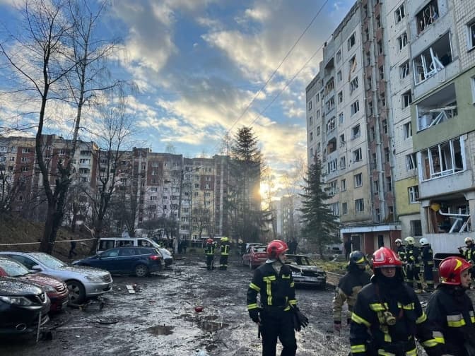 Як місто пережило повітряну атаку та львівський підприємець намагався підкупити службовця ДБР. Підсумки доби