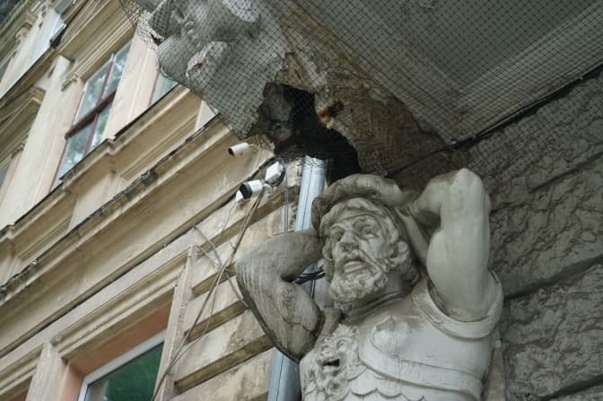 У Львові за понад пів млн грн реставрують балкони із Атлантами на давній кам'яниці