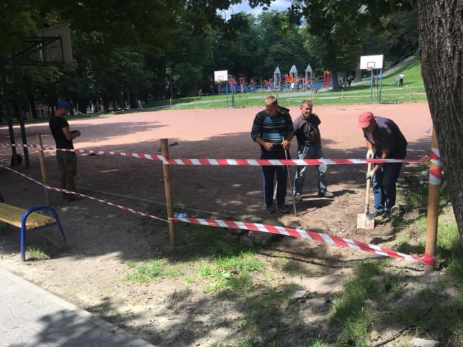 У Львові почали ремонт спортивного майданчика біля Порохової вежі. Фото дня